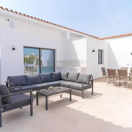Aretousa Dyo By Prestige Bookings *